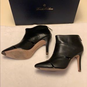 Brooks Brothers Black Leather Ankle Boots Size 8.